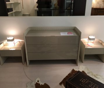 Composizione: como', due comodini tortora Composizione: como', due comodini tortora