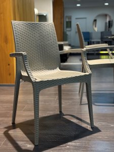 Poltrone in rattan impilabili da esterno in polipropilene | In pronta consegna