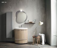 Bagno sospeso Compab con specchiera, armadietto e faretto.