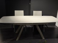 Tavolo allungabile con piano in pietra sinterizzata effetto marmo travertino opaco