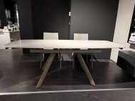 Tavolo allungabile con piano in pietra sinterizzata effetto marmo travertino opaco